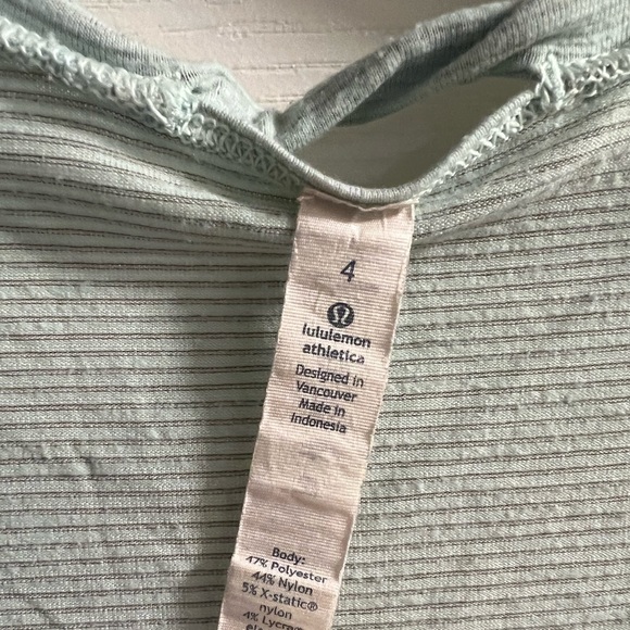LuluLemon V-Neck Classic Tee - Size 4 - Picture 2 of 4